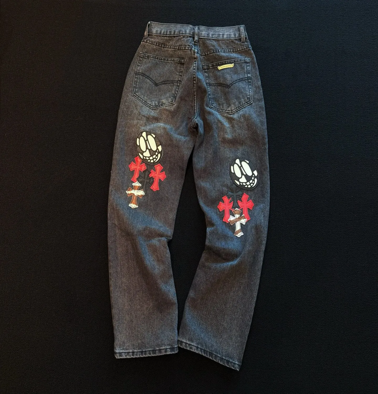 P300 style number: D357 ChromeHearts ChromeHearts multi-color skull contrasting leather patch straight pants ceiling-level jeans, a pair is hard to find at the counter‼ ️About Zangyin✅This is an extremely luxurious fashion brand that can also be called the aristocracy of the high street. It has always been an exclusive brand for some hipsters or rich second generations. The color of this model is already very eye-catching by using a unique washed material. It is decorated with pink patch cross flowers, which cleverly highlights the charm of the brand. Secondly, this model adopts a classic high-waist cut design, which highlights the long legs and fashionable temperament of the upper body. The brand is highly recognizable and the slim-fitting configuration is more suitable for daily wear. The personality will be fashionable and the specifications can be seen at a glance. Materials and technology ✅ Needless to say, this point goes without saying. As an excellent craftsman brand, Zangyin's requirements for details and craftsmanship are really perfect. The washed color of this model has gone through a lot of processes, not to mention the embellishment of the denim appliqués. It is also purely handmade and sewn. Just like what they believe in, only handmade things have soul and have the meaning of wearing. A top-notch heavy-duty fashionable denim item, recommended by both hands‼ ️ Size: 28, 30, 32, 34, 36 (S-XXL) Color: washed gray Size reference: Pants length 100 102 104 106 106 Waist 72 76 80 84 88 Recommended weight S (about 110 pounds) M (about 120 pounds) L (about 140 pounds) XL (about 165) XXL (about 185)